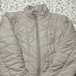 Simply Styled light puffer jacket.